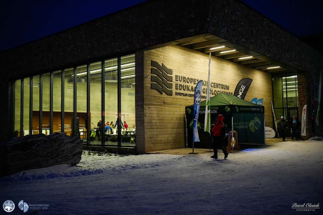 Podświetlony budynek Europejskiego Centrum Edukacji Geologicznej podczas Zimowego Maratonu Świętokrzyskiego.